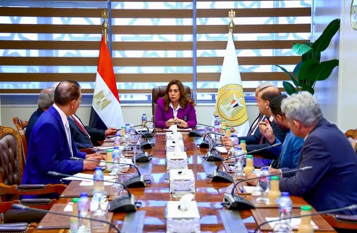 وزيرة التنمية المحلية تتابع مع عدد من قيادات الوزارة ملفات الأحوزة العمرانية للمدن والقرى بالمحافظات 1 وزيرة التنمية المحلية تتابع مع عدد من قيادات الوزارة ملفات الأحوزة العمرانية للمدن والقرى بالمحافظات