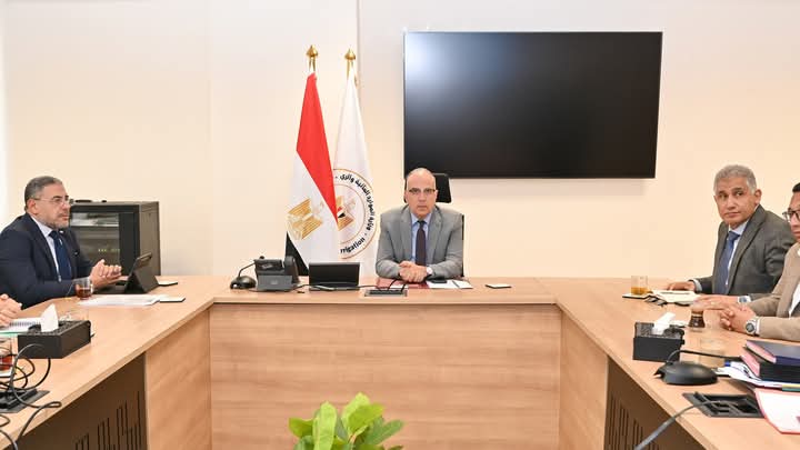 وزير الري يبحث نتائج الدراسة البحثية "لتحديد مواقع الآبار الجوفية المخالفة 