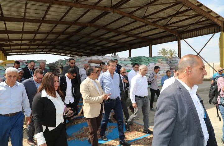 وزير الزراعة ومحافظ الشرقية ورئيس البنك الزراعي يتابعون أعمال توريد القمح بشونة العزيزية 