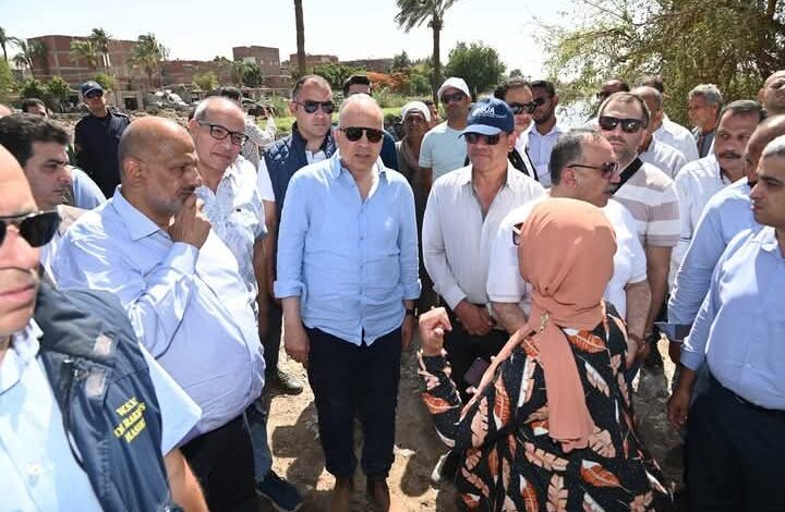 وزير الري يواصل جولته بمحافظة أسيوط ويتفقد حالة الترع والقناطر بالمحافظة