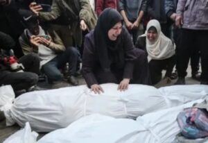 الدكتورة آلاء النجار تفقد أولادها جميعا وزوجها نتيجة القصف الصهيوني الغادر لمنزلهم بقطاع غزة 
