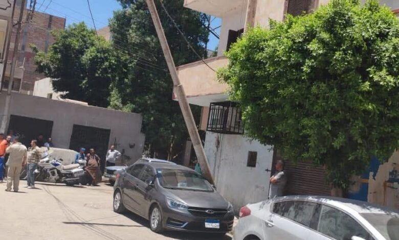 سقوط عامود كهرباء بسبب انهيار جدار خلال هدم عقار في نجع حمادى بقنا