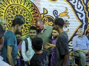 محمود الخطيب.. إنسانيتُه تتجاوز الحزن في عزاء شقيقته بقنا