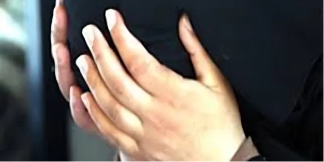 ضبط ربة منزل بتهمة ضرب ابنتها الحامل حتى الموت في قنا بسبب خلافات زوجية 1 ضبط ربة منزل بتهمة ضرب ابنتها الحامل حتى الموت في قنا بسبب خلافات زوجية