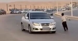 فيديو صادم لطفل يلهو أمام السيارات على محور مروري سريع بالمقطم.. والأمن يكشف السر