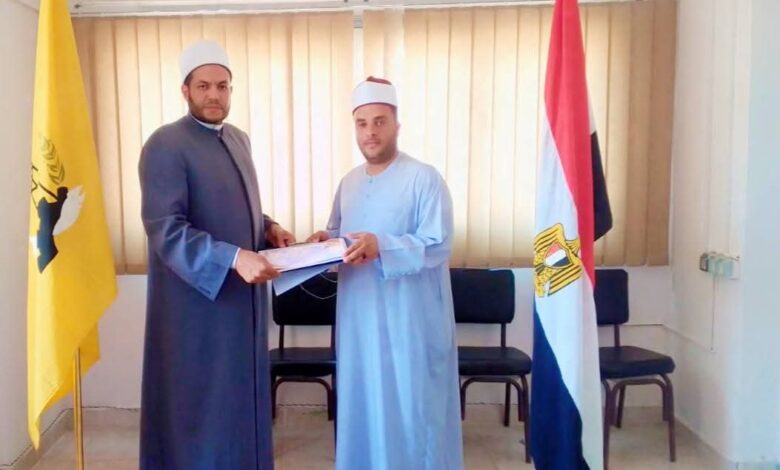 تكريم إمام مسجد بالعريش لموقفه الإنساني مع أحد المصلين واسعافه من غيبوبة سكر 1 تكريم إمام مسجد بالعريش لموقفه الإنساني مع أحد المصلين واسعافه من غيبوبة سكر