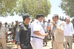 محافظ قنا  يتابع عمليه انقاذ طفلة من انهيار منزلهم بدندرة ويوجه بسرعه دعم المتضررين