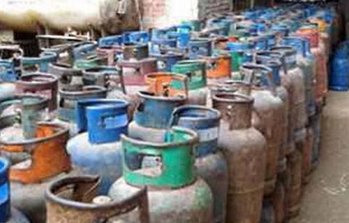 ضبط صاحب مستودع تصرف في 700 أسطوانة غاز بالسوق السوداء