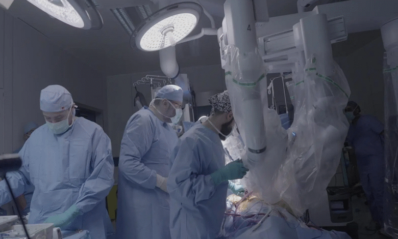   روبوت يجرى عملية جراحية دقيقة بالقلب في "إنجاز طبي بمكة"