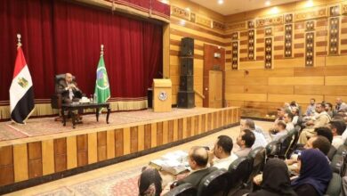 محافظ المنيا يسلم ٣٢٨ عقد تقنين أراضي أملاك الدولة