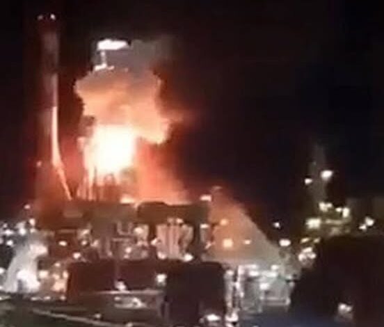 عاجل - استهداف مصفاة نفط حيفا بهجوم صاروخي إيراني 1 عاجل - استهداف مصفاة نفط حيفا بهجوم صاروخي إيراني