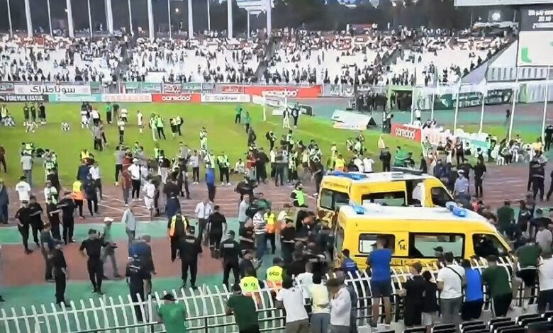 بالفيديو .. سقوط مشجعين من المدرجات يفسد احتفالات مولوديه الجزائر بلقب الدوري 1 بالفيديو .. سقوط مشجعين من المدرجات يفسد احتفالات مولوديه الجزائر بلقب الدوري
