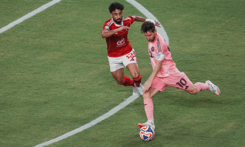 بالفيديو .. وهم الجمهور بأن ميسي سجل هدفا عالميا في شباك الأهلي المصري 1 بالفيديو .. وهم الجمهور بأن ميسي سجل هدفا عالميا في شباك الأهلي المصري