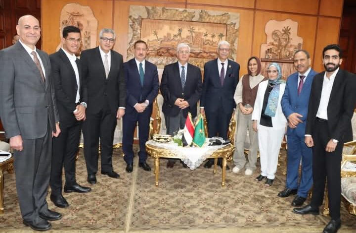 عاشور ورئيس جامعة المنوفية يكرمان طلابها الحاصلون على مراكز أولى على مستوى الجمهورية 1 عاشور ورئيس جامعة المنوفية يكرمان طلابها الحاصلون على مراكز أولى على مستوى الجمهورية