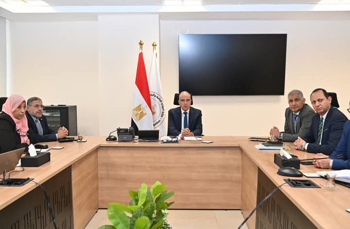 وزير الموارد المائية والري يتابع حالة مجري نهر النيل وفرعيه ومجهودات إزالة التعديات