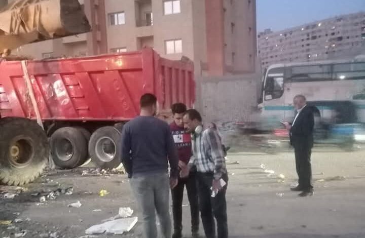 الاجهزة التنفيذية بحى شرق تقوم بحملة لإزالة حالات بناء مخالف