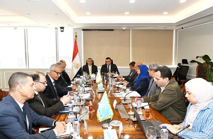 وزير الإسكان ومحافظ الجيزة يتابعان ملفات العمل المشتركة بالمشروعات بالجيزة 1 وزير الإسكان ومحافظ الجيزة يتابعان ملفات العمل المشتركة بالمشروعات بالجيزة