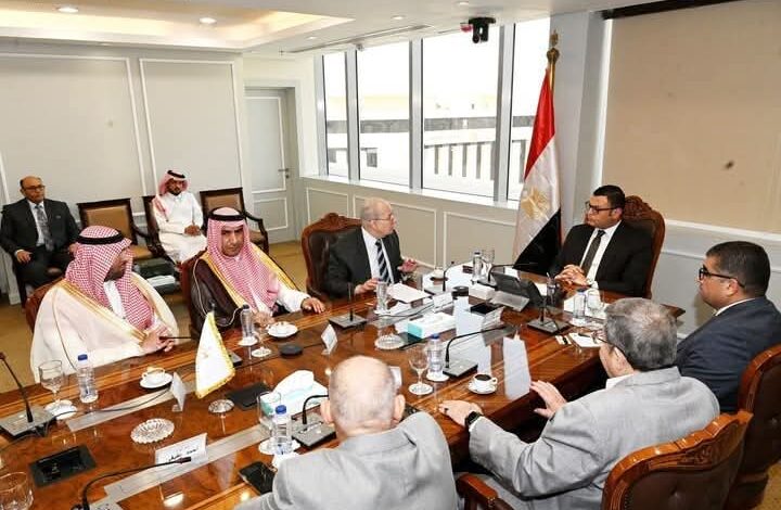 وزير الإسكان يستقبل وفدا من وزارتي "الاستثمار" و"البلديات والإسكان" وهيئة المقاولين بالمملكة العربية السعودية