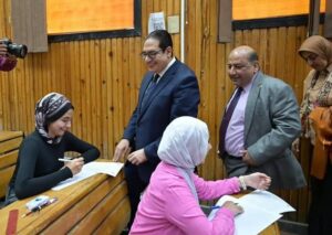 رئيس جامعة القاهرة يواصل جولاته الميدانية لتفقد سير أعمال الامتحانات 