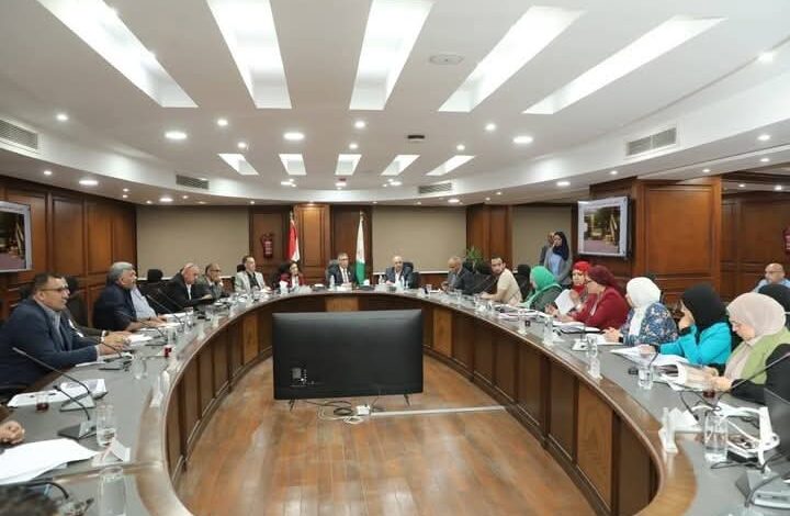 محافظ الجيزة يعقد اللقاء الأسبوعي لبحث الشكاوى والطلبات المقدمة من المواطنين