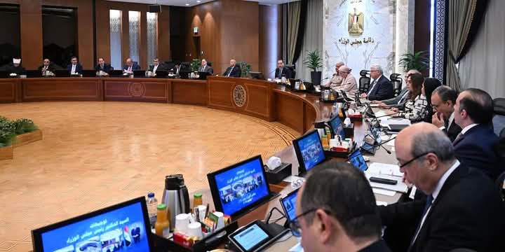 وزير قطاع الأعمال العام يستعرض الموقف التنفيذي لمشروع تطوير شركات الغزل والنسيج