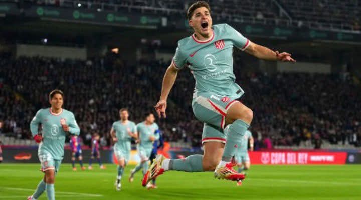 ألفاريز يفتح الباب لفكرة الانتقال إلى برشلونة