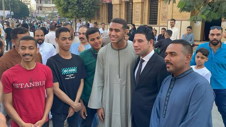 نائب محافظ سوهاج يشارك الأطفال فرحتهم ويوزع الحلوى والألعاب عقب صلاة العيد 1 نائب محافظ سوهاج يشارك الأطفال فرحتهم ويوزع الحلوى والألعاب عقب صلاة العيد