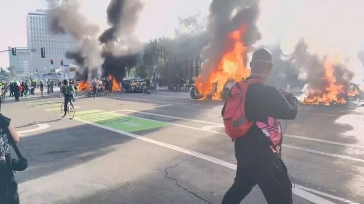 متظاهرون في لوس أنجلوس يشعلون النار في سيارات الشرطة 