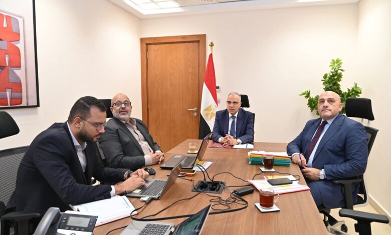 إجتماع وزير الري لمتابعة أعمال حماية الشواطئ بسواحل مصر الشمالية