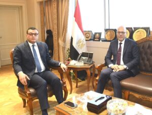 وزيرا الإسكان والعمل يبحثان التعاون المشترك في مجال تدريب العمالة