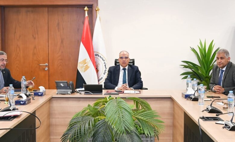 وزير الري يتابع حالة توفير الاحتياجات المائية بالمحافظات 1 وزير الري يتابع حالة توفير الاحتياجات المائية بالمحافظات