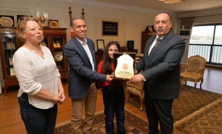 محافظ أسيوط يكرم الطالبة "أنجلينا عماد" ويمنحها درع المسئولية المجتمعية