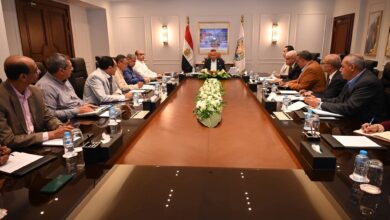 محافظ جنوب سيناء يعقد اجتماعًا موسعًا مع رؤساء المدن لتحسين الخدمات ورفع مستوى المعيشة