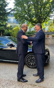 وزير الطيران المدني المصري ووزير النقل الفرنسي يوقعان اتفاقية ترتيبات فنية في باريس 2 وزير الطيران المدني المصري ووزير النقل الفرنسي يوقعان اتفاقية ترتيبات فنية في باريس