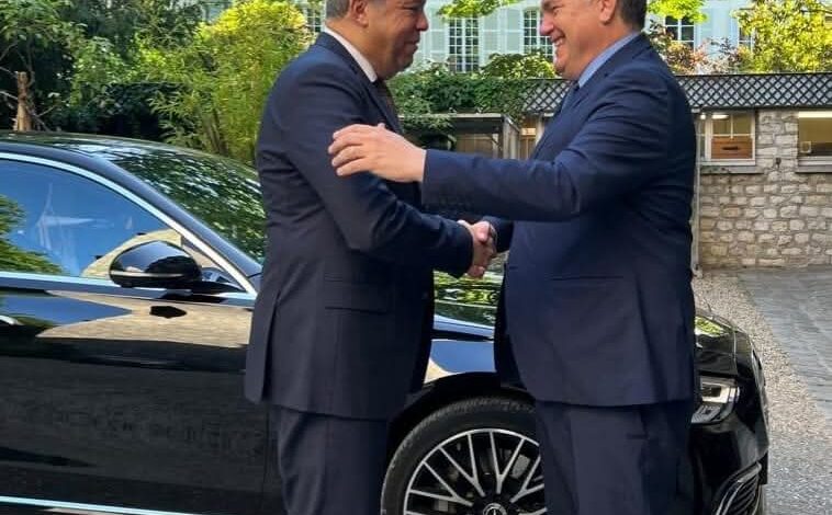 وزير الطيران المدني المصري ووزير النقل الفرنسي يوقعان اتفاقية ترتيبات فنية في باريس 1 وزير الطيران المدني المصري ووزير النقل الفرنسي يوقعان اتفاقية ترتيبات فنية في باريس