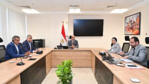 وزير الري يتابع حالة المنظومة المائية وموقف توفير الاحتياجات المائية لمحطات مياه الشرب 
