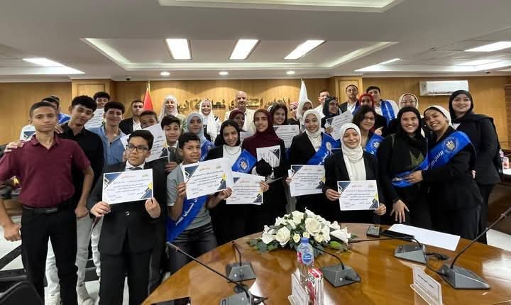 محافظ الجيزة يكرم أعضاء برلمان طلائع المحافظة  تقديرًا لجهودهم وتمثيلهم المشرف