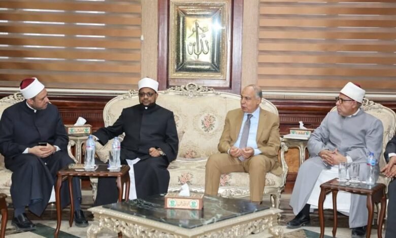 محافظ المنيا يلتقي بالأمين العام لمجمع البحوث الإسلامية 1 محافظ المنيا يلتقي بالأمين العام لمجمع البحوث الإسلامية