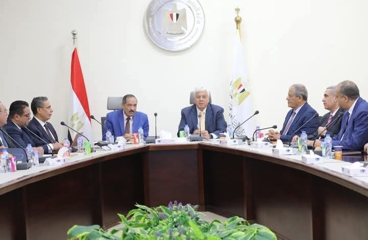 وزير التعليم العالي يعقد اجتماعًا مع أعضاء اللجنة العليا لاختيار عمداء المعاهد العليا الخاصة 1 وزير التعليم العالي يعقد اجتماعًا مع أعضاء اللجنة العليا لاختيار عمداء المعاهد العليا الخاصة