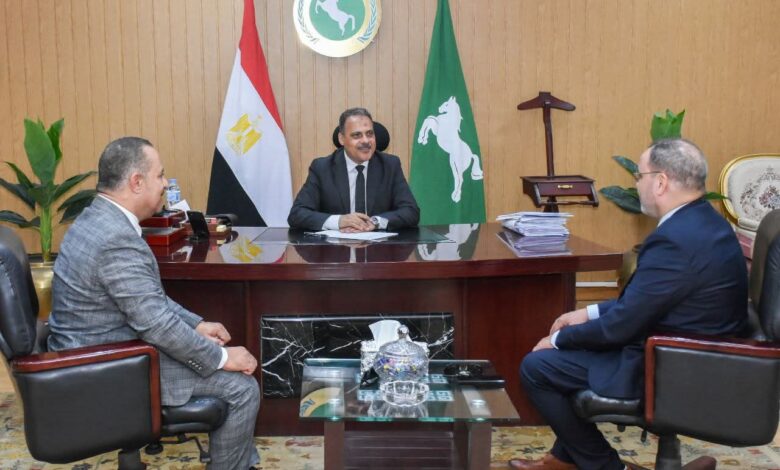 الأشموني : يستقبل رئيس جهاز تنمية المشروعات المتوسطة والصغيرة بالشرقية للتهنئة بمهام عمله الجديد 1 الأشموني : يستقبل رئيس جهاز تنمية المشروعات المتوسطة والصغيرة بالشرقية للتهنئة بمهام عمله الجديد