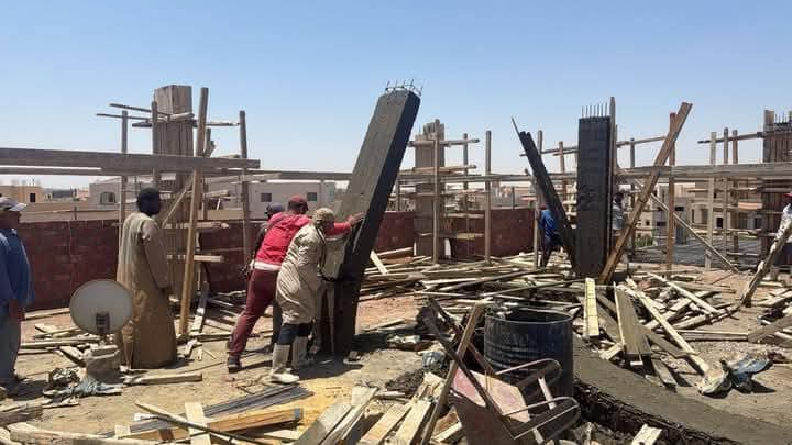إزالة عدة مخالفات بناء وغلق محال مخالفة بمدينتي بدر والشروق بالتعاون مع الشرطة