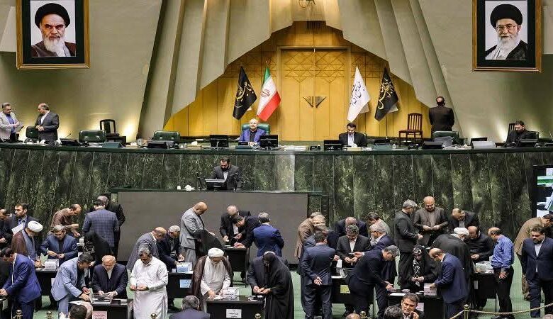 البرلمان في إيران،يعلق التعاون مع الوكالة الدولية للطاقة الذرية، بحسب ما نقلته وكالة تسنيم