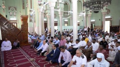 محافظ أسوان يؤدى صلاة الجمعة بمسجد بدر بالطابية
