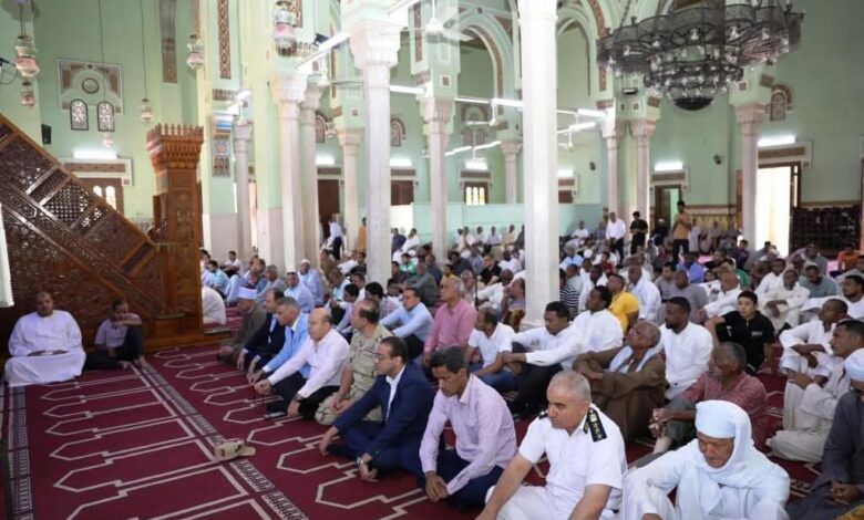محافظ أسوان يؤدى صلاة الجمعة بمسجد بدر بالطابية 1 محافظ أسوان يؤدى صلاة الجمعة بمسجد بدر بالطابية