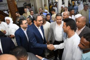 محافظ قنا يؤدي صلاة عيد الأضحى وسط حشود المصلين بمسجد سيدي عبد الرحيم القنائي 3 محافظ قنا يؤدي صلاة عيد الأضحى وسط حشود المصلين بمسجد سيدي عبد الرحيم القنائي