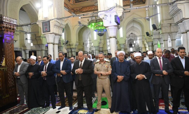 محافظ قنا يؤدي صلاة عيد الأضحى وسط حشود المصلين بمسجد سيدي عبد الرحيم القنائي 1 محافظ قنا يؤدي صلاة عيد الأضحى وسط حشود المصلين بمسجد سيدي عبد الرحيم القنائي