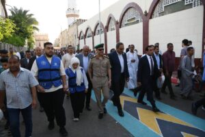 محافظ قنا يؤدي صلاة عيد الأضحى وسط حشود المصلين بمسجد سيدي عبد الرحيم القنائي