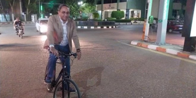 محافظ قنا يعود إلى استراحته مستقلاً دراجة بلا موكب ولا حراسة في مشهد استثنائي 1 محافظ قنا يعود إلى استراحته مستقلاً دراجة بلا موكب ولا حراسة في مشهد استثنائي