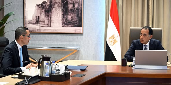 رئيس الوزراء يتابع مع وزير الاستثمار عددا من ملفات العمل 1 رئيس الوزراء يتابع مع وزير الاستثمار عددا من ملفات العمل