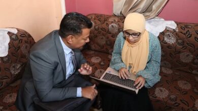 وزارة الاتصالات وتكنولوجيا المعلومات تسلم الطالبة هاجر حسان "لاب توب" مزود بالتطبيقات دعم المكفوفين  